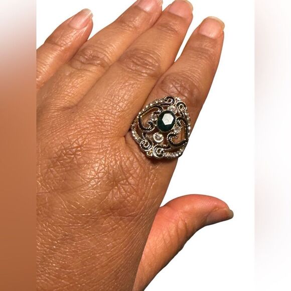 Fashion jewelry Gold tone and Green oval center stone Statement Ring size10 - Picture 2 of 6